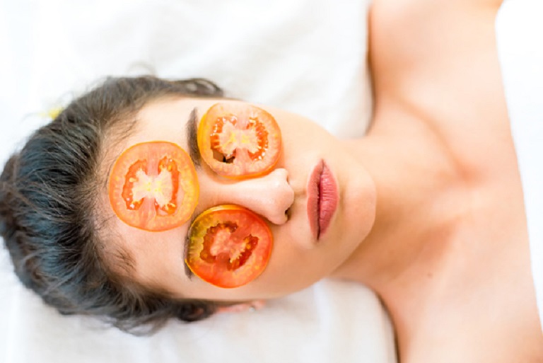 Đắp mặt nạ cà chua là phương pháp đơn giản nhất nhưng lại đem đến hiệu quả cao