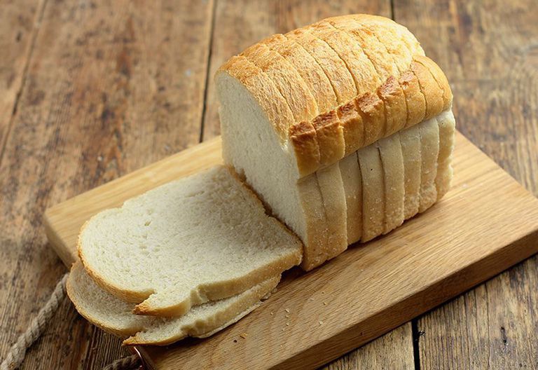 Ăn vài lát bánh mỳ khi cơn đau dạ dày xuất hiện vào ban đêm do đói bụng