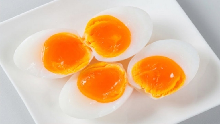 Nam giới nên ăn kèm trứng gà luộc lòng đào với giá đỗ giúp tăng cường sức khỏe sinh lý