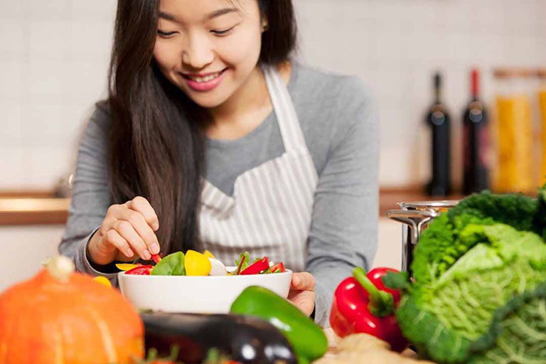 Điều chỉnh lại chế độ ăn uống hàng ngày giúp hỗ trợ điều trị chứng táo bón tại nhà