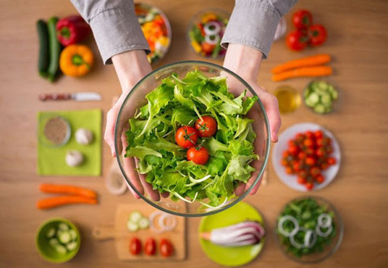 Người bệnh cần tăng cường bổ sung rau xanh vào trong chế độ ăn uống hàng ngày