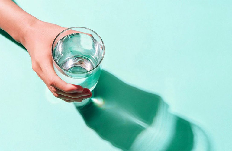 Uống đủ nước phòng ngừa các bệnh đường hô hấp cho bà bầu