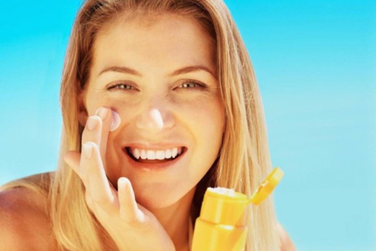 Chú ý bảo vệ da khi ra ngoài để tránh bị ăn nắng và ảnh hưởng của tia cực tím