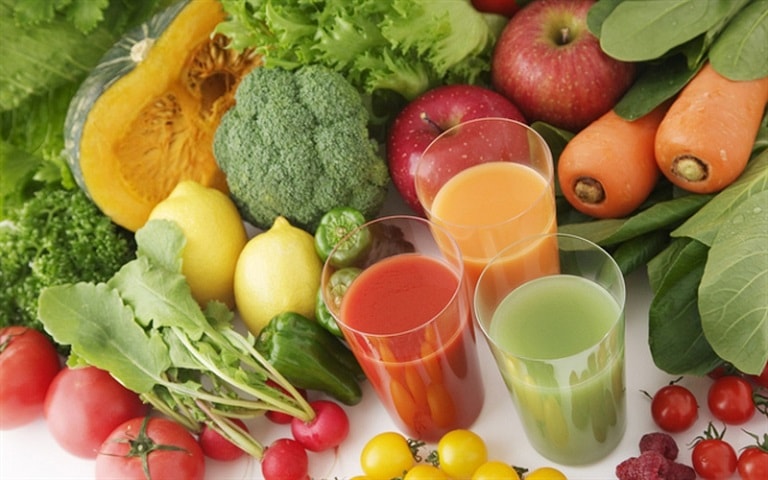 Bổ sung nhiều rau xanh và trái cây tươi trong chế độ ăn hàng ngày