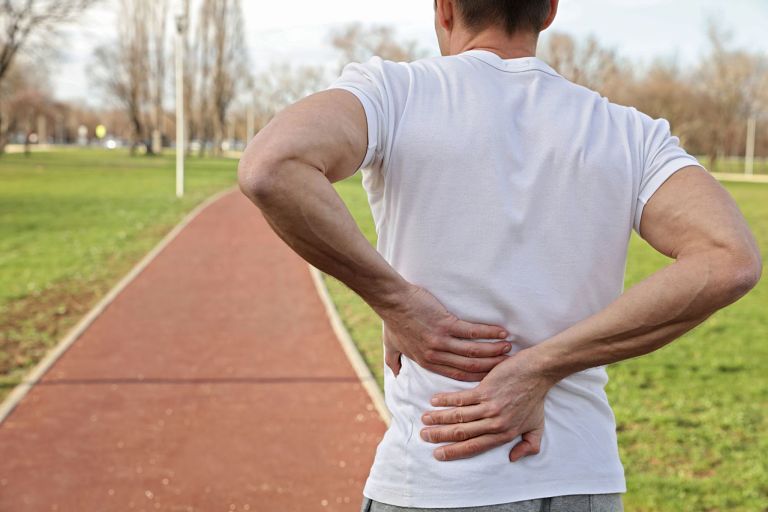 Đi bộ đúng cách giúp giảm đau nhức lưng và hỗ trợ phục hồi xương khớp