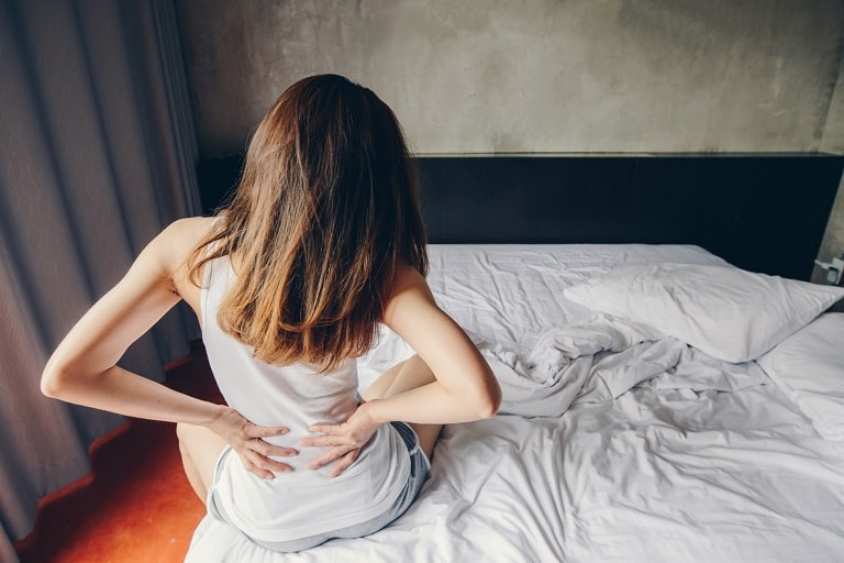 Ngủ dậy bị đau lưng là hiện tượng khá phổ biến