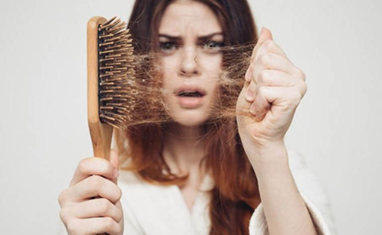 Thay đổi kiểu tóc thường xuyên, sử dụng nhiều loại hóa chất lên đầu là một nguyên nhân dẫn tới rụng tóc ở người trẻ