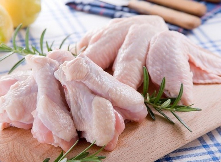 Người bị trĩ nên hạn chế sử dụng thịt gà để tránh bị sẹo lồi, viêm nhiễm và tăng kích thước búi trĩ