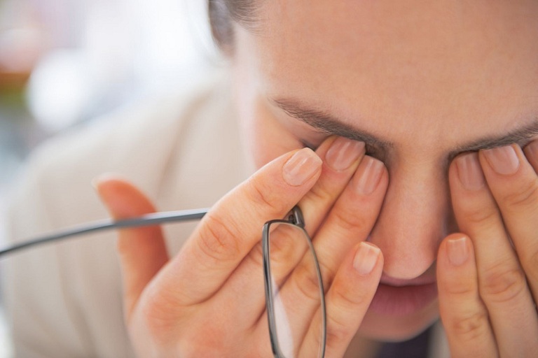 Giảm thị lực là một trong những biến chứng thường gặp khi bị viêm mũi họng xuất tiết
