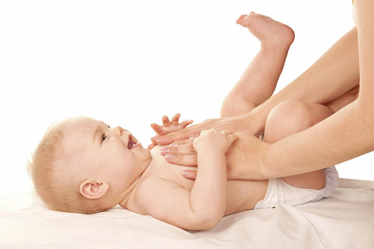 Cách massage bụng cho trẻ dễ đi ngoài khi táo bón