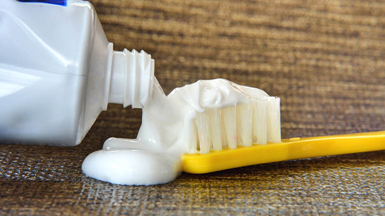 Thành phần hoạt chất trong kem đánh răng có khả năng cải thiện vấn đề mụn thịt trên da