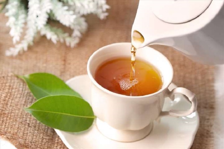 Nước trà xanh giúp se vết mổ và cầm máu hiệu quả