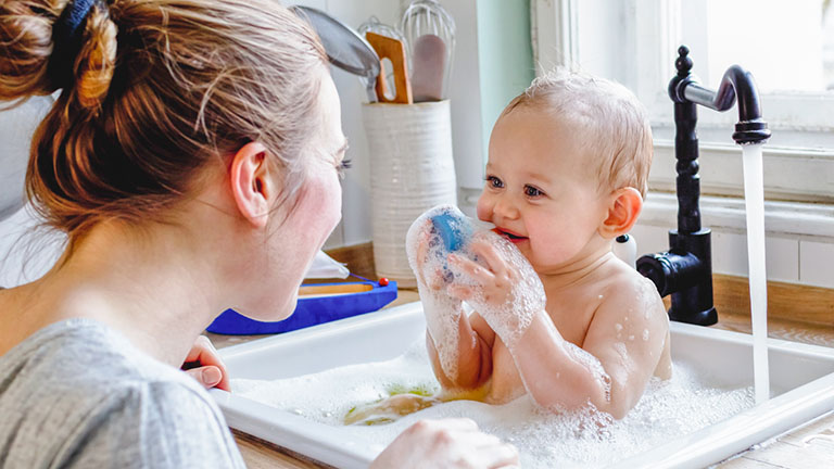 Không nên kiêng tắm khi trẻ bị lác sữa