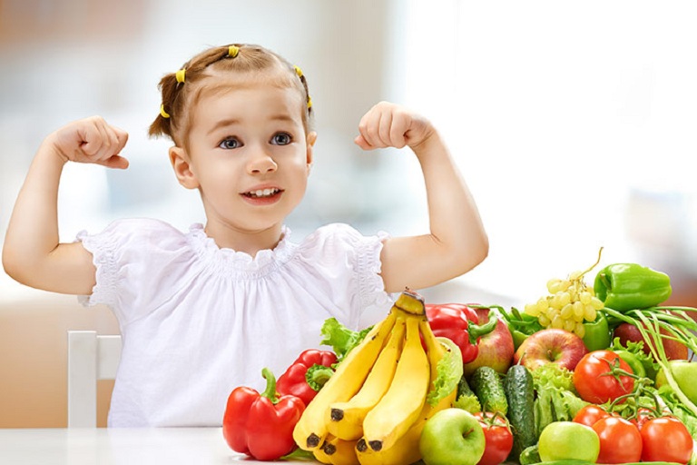 Mẹ nên xây dựng chế độ ăn dinh dưỡng giúp trẻ tăng cường sức đề kháng, hỗ trợ trị bệnh