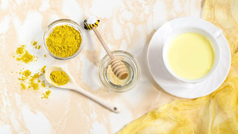 Nghệ và mật ong là 2 nguyên liệu chính trong công thức sữa vàng (golden milk) nổi tiếng của y học Ấn Độ.