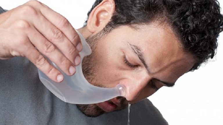 Xịt nước muối vào mũi giúp lại bỏ bụi bẩn, diệt khuẩn, thông thoáng mũi