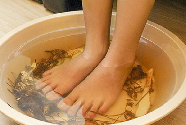 Ngâm chân với nước ngải cứu có sẽ gia tăng quá trình lưu thông khí huyết