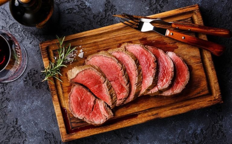 Người bị đau dạ dày cần hạn chế sử dụng thịt bò trong bữa ăn để tránh khiến cho bệnh nặng hơn