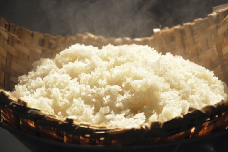 Gạo nếp sau khi nấu chín thành xôi sẽ rất khó tiêu hóa vầ gây áp lực lớn lên dạ dày