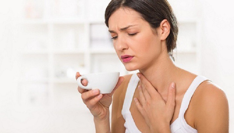 Đau rát họng khô miệng họng có thể là biểu hiện của nhiều bệnh lý về đường hô hấp