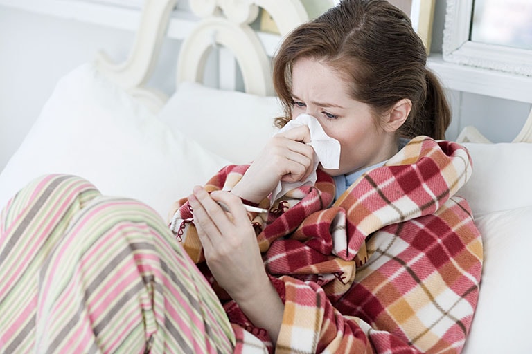 Cảm cúm gây đau họng, sốt, nhức đầu, hắt hơi sổ mũi,...