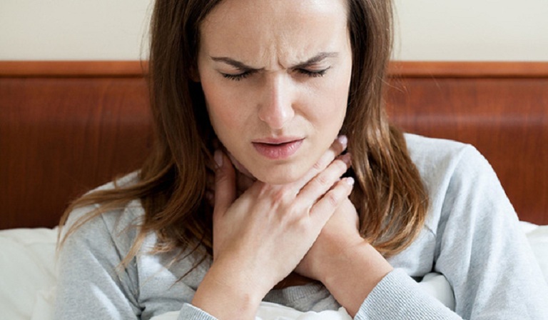 Họng có hiện tượng đau rát, ngứa do bệnh lý về hô hấp trên có thể dẫn tới nhiều biến chứng nguy hiểm