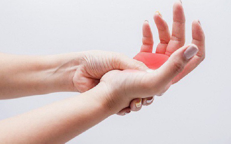 Các đầu ngón tay bị tê như kim châm thường là dấu hiệu của một số bệnh lý