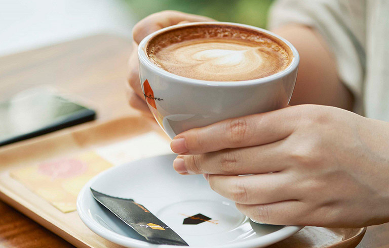 Caffeine trong cà phê có thể khiến nhu động ruột chậm và làm tăng nồng độ axit trong dịch vị