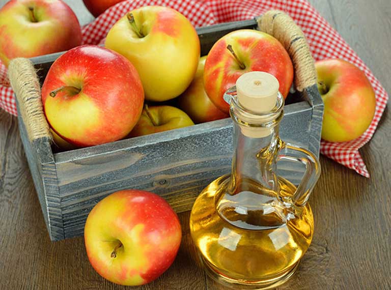 Giấm táo là nguyên liệu có khả năng hỗ trợ điều trị mụn thịt ở nhà an toàn và hiệu quả