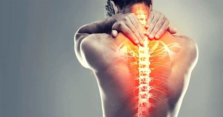 Ho nhiều sẽ gây tổn thương lên vùng xương ở ngực gây đau lưng 