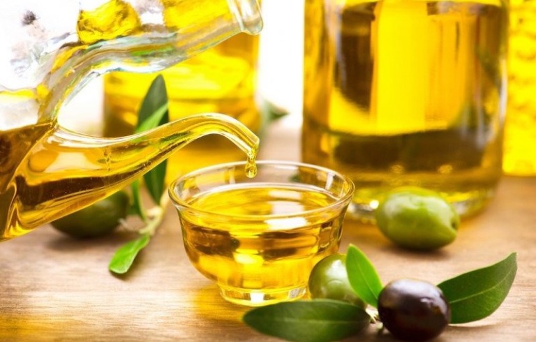 Dầu oliu chứa rất nhiều dưỡng chất tốt đối với làn da, hỗ trợ làm lành mụn thâm và chống lão hóa