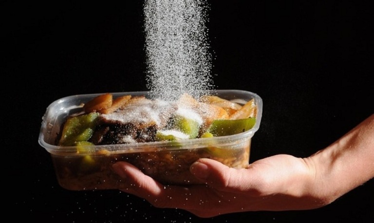 Không nên sử dụng quá nhiều muối trong chế biến món ăn để tránh gây tích tụ muối urat tại khớp