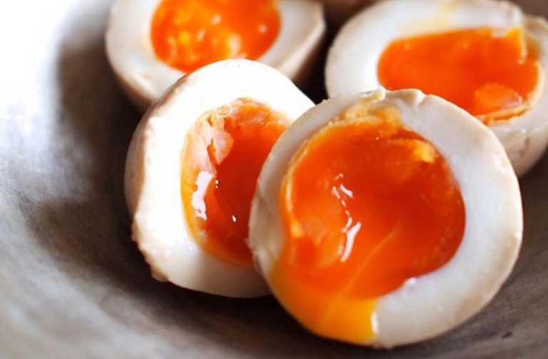 Không nên ăn trứng gà sống để tránh nguy cơ nhiễm khuẩn gây ảnh hưởng xấu đến sức khoẻ