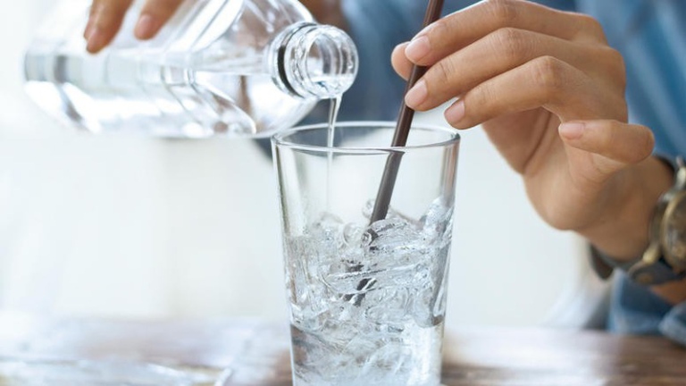 Uống nước đá sau khi quan hệ gây tổn thương lớn đến lớp niêm mạc của dạ dày