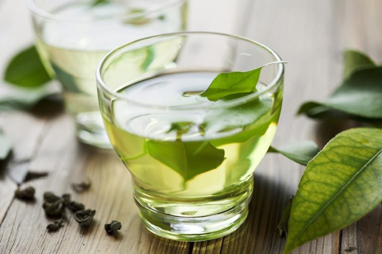 Lá trà xanh tươi mang tới hiệu quả tốt hơn so với lá khô