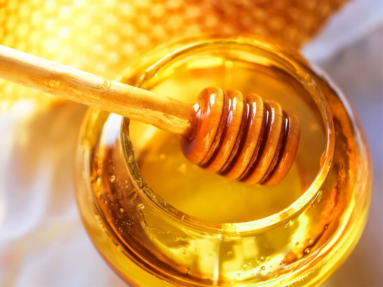 Mật ong có nhiều công dụng trong việc chữa trị tàn nhang