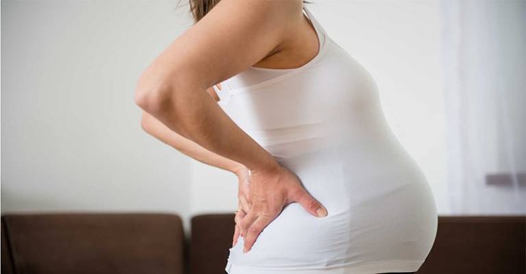 Thói quen chống hai tay ra sau sẽ khiến đau lưng khi mang thai trầm trọng hơn