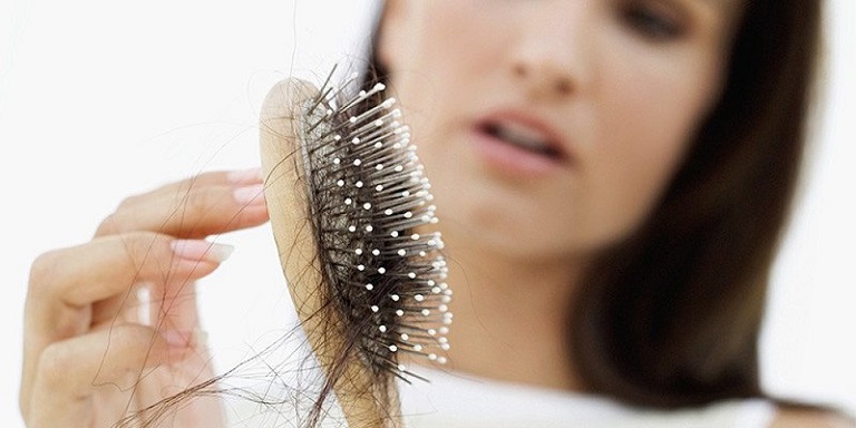 Nếu thấy tình trạng rụng tóc nhiều trong thời gian dài, hãy đi khám bác sĩ ngay