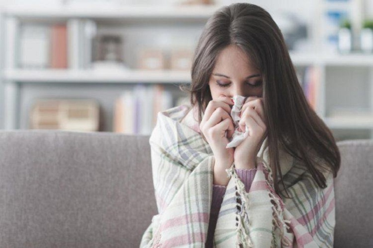 Cảm lạnh gây ra hiện tượng họng bị đau và khô