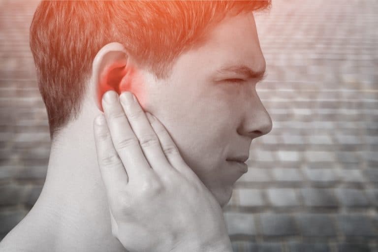 Đau tai, nghe kém là những biểu hiện cơ bản nhất của nhiễm trùng ở tai