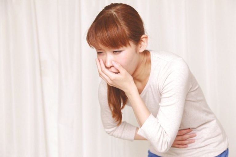 Khi bị đau dạ dày, người bệnh sẽ có triệu chứng đầy bụng khó tiêu và nôn mửa