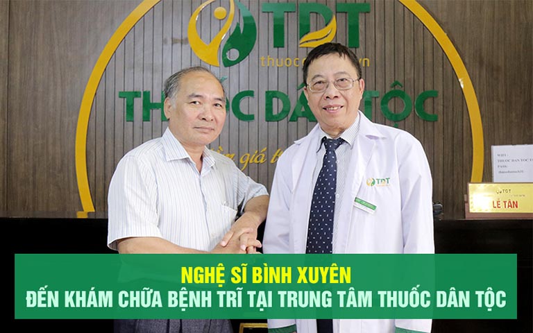 Hình ảnh bác sĩ Tuấn đồng hành cùng NS Bình Xuyên chữa bệnh trĩ tại Thuốc dân tộc