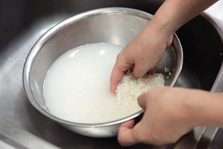 Nước gạo chứa rất nhiều thành phần dưỡng chất thiết yếu đối với làn da