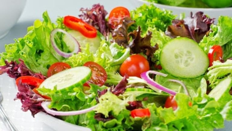Rau xanh và trái cây tươi là nhóm thực phẩm người bị trĩ nên tăng cường bổ sung vào thực đơn ăn uống