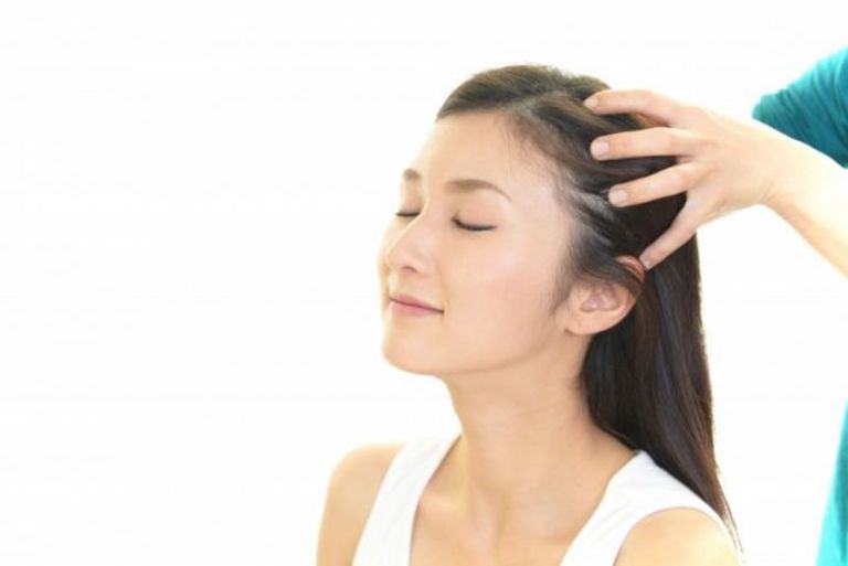 Massage da đầu giúp ngăn ngừa rụng tóc