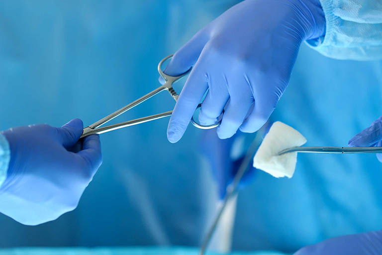 Sau phẫu thuật trĩ, người bệnh cần áp dụng các biện pháp chăm sóc và vệ sinh vết thương phù hợp