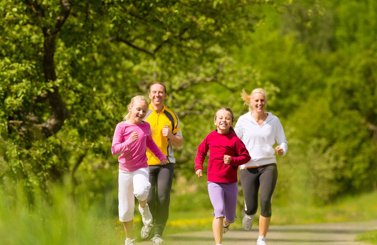 Bảo vệ cơ thể bằng cách tăng cường thể dục thể thao, nâng cao đề kháng chống lại bệnh.