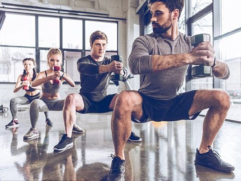 Tập gym giúp tăng cường sức mạnh của cơ bắp, từ đó giúp xương phát triển tốt hơn