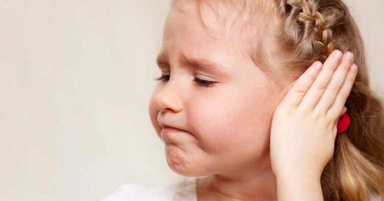 Viêm ống tai ngoài hay viêm tai giữa đều gây hiện tượng chảy mủ trong tai và có mùi