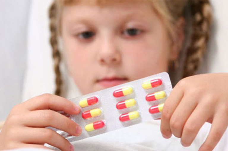 Khi cho trẻ sủ dụng thuốc chữa viêm amidan, phụ huynh nên cẩn trọng với các tác dụng phụ